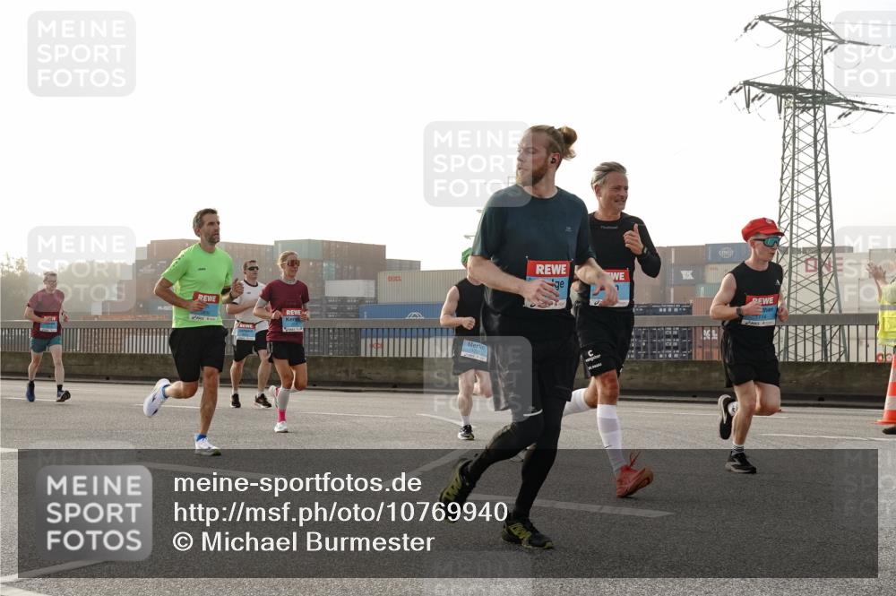 03.10.2026 - Köhlbrandbrückenlauf Michael Burmester http://msf.ph/oto/10769940 03.10.2026 09:12:58 Position 3  meine-sportfotos.de