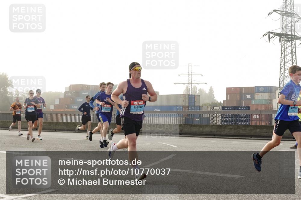 03.10.2026 - Köhlbrandbrückenlauf Michael Burmester http://msf.ph/oto/10770037 03.10.2026 09:13:11 Position 3 2154, 2216, 1854 meine-sportfotos.de