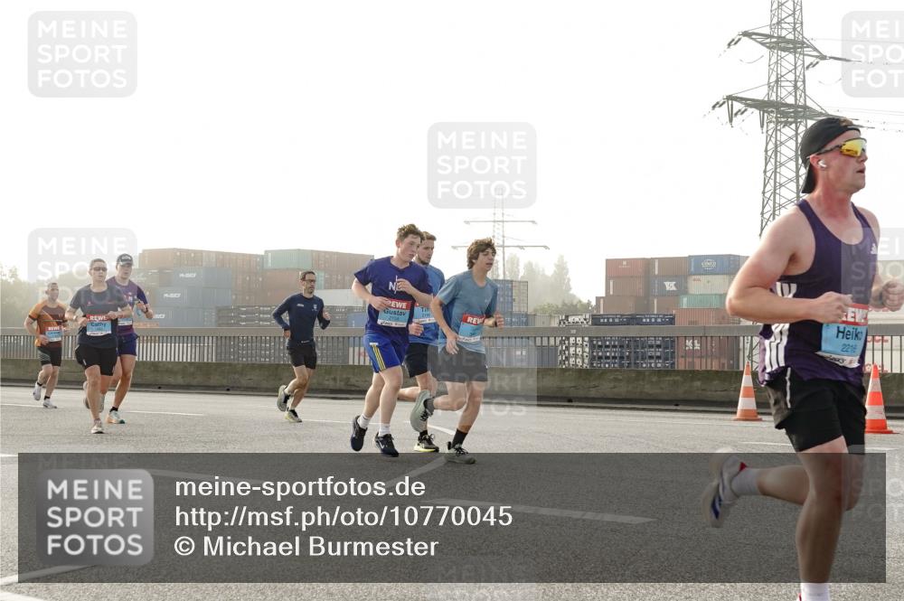 03.10.2026 - Köhlbrandbrückenlauf Michael Burmester http://msf.ph/oto/10770045 03.10.2026 09:13:12 Position 3 2180, 2216, 2545 meine-sportfotos.de