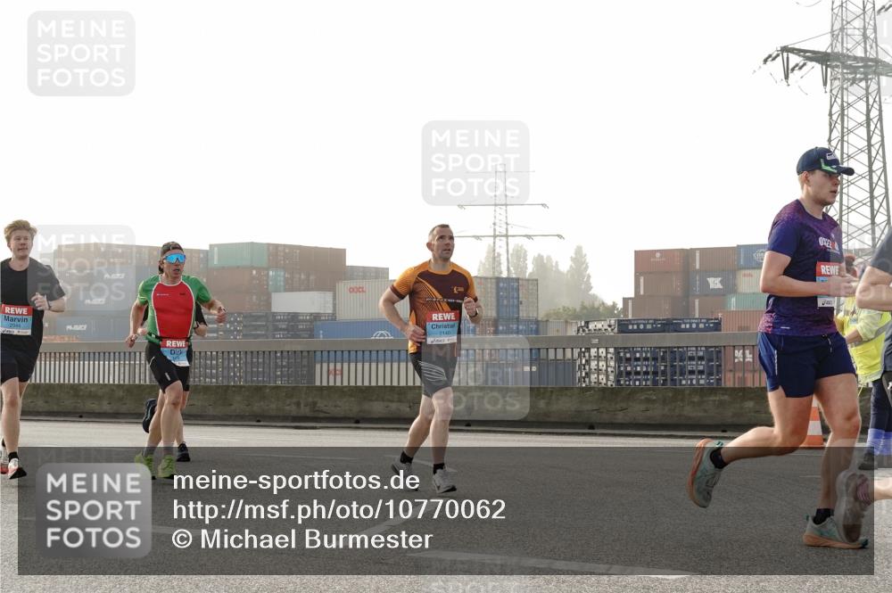 03.10.2026 - Köhlbrandbrückenlauf Michael Burmester http://msf.ph/oto/10770062 03.10.2026 09:13:15 Position 3 2044, 2140 meine-sportfotos.de