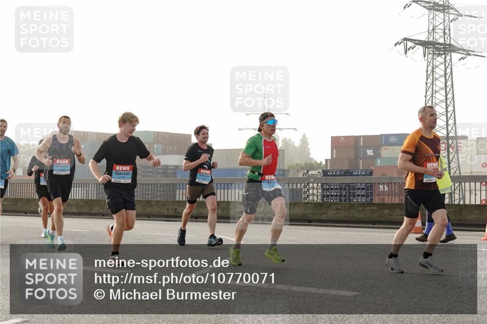 03.10.2026 - Köhlbrandbrückenlauf Michael Burmester http://msf.ph/oto/10770071 03.10.2026 09:13:16 Position 3 2365, 2044, 1421 meine-sportfotos.de