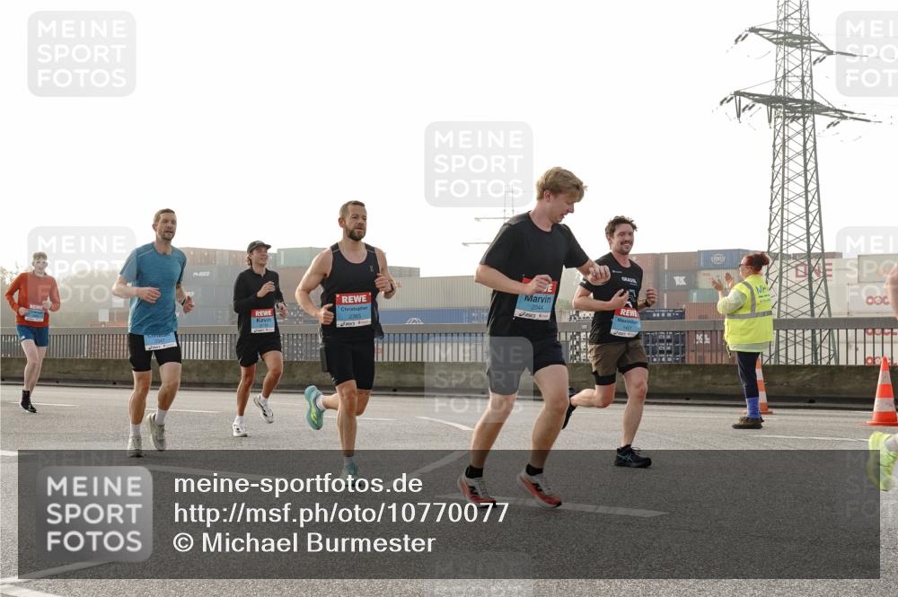 03.10.2026 - Köhlbrandbrückenlauf Michael Burmester http://msf.ph/oto/10770077 03.10.2026 09:13:17 Position 3 2347, 2044, 1421 meine-sportfotos.de