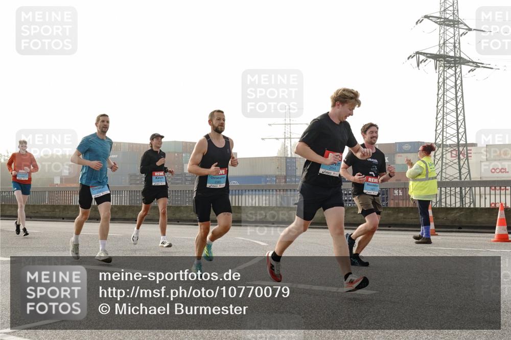 03.10.2026 - Köhlbrandbrückenlauf Michael Burmester http://msf.ph/oto/10770079 03.10.2026 09:13:17 Position 3 2365, 2044, 1421 meine-sportfotos.de