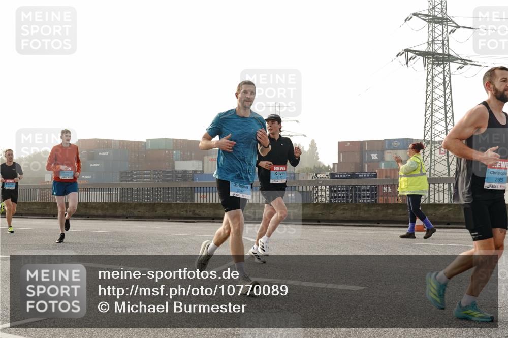 03.10.2026 - Köhlbrandbrückenlauf Michael Burmester http://msf.ph/oto/10770089 03.10.2026 09:13:18 Position 3 2347, 2110, 2365 meine-sportfotos.de
