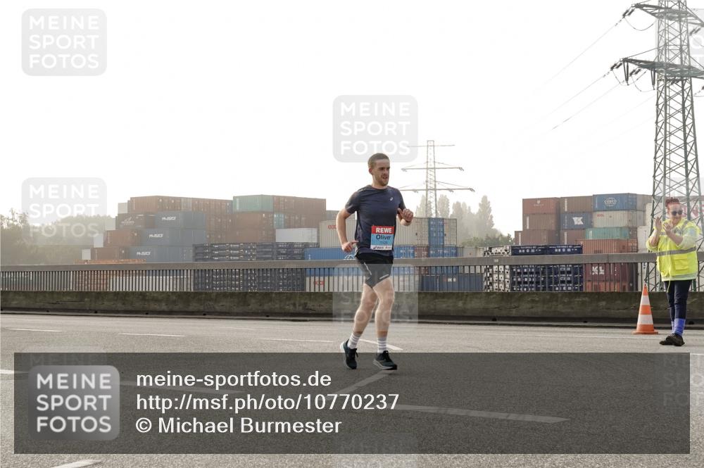 03.10.2026 - Köhlbrandbrückenlauf Michael Burmester http://msf.ph/oto/10770237 03.10.2026 09:13:37 Position 3  meine-sportfotos.de