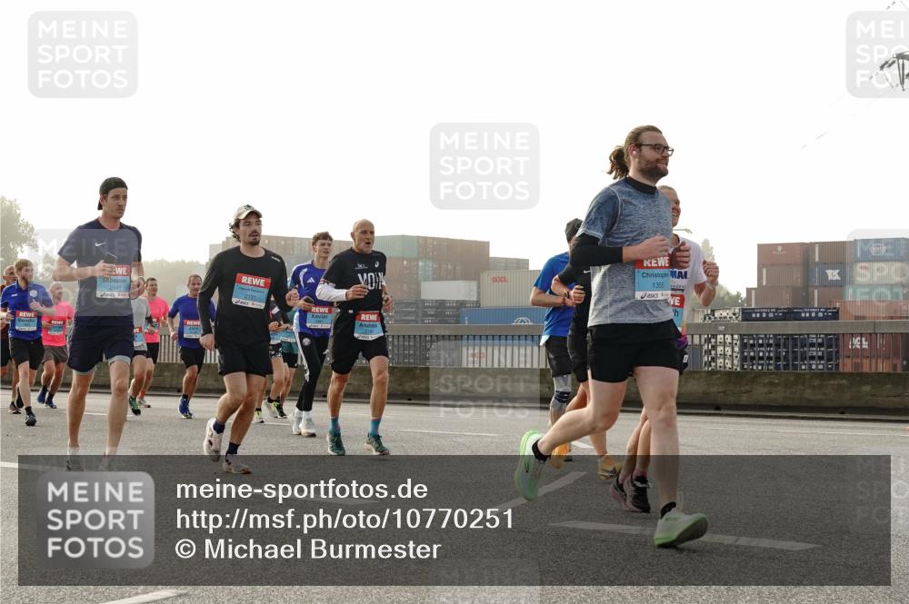 03.10.2026 - Köhlbrandbrückenlauf Michael Burmester http://msf.ph/oto/10770251 03.10.2026 09:13:43 Position 3 2145, 2137, 1355 meine-sportfotos.de