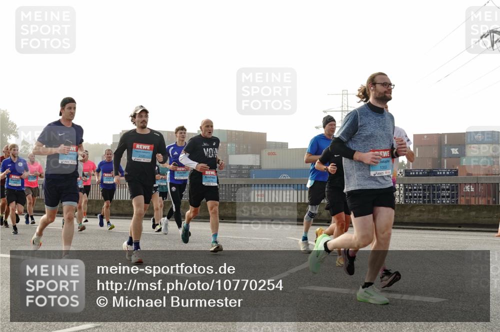 03.10.2026 - Köhlbrandbrückenlauf Michael Burmester http://msf.ph/oto/10770254 03.10.2026 09:13:43 Position 3 2145, 2137, 1355 meine-sportfotos.de
