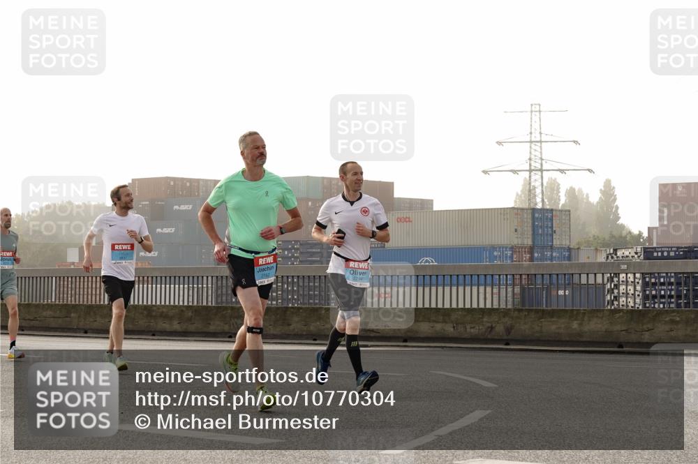 03.10.2026 - Köhlbrandbrückenlauf Michael Burmester http://msf.ph/oto/10770304 03.10.2026 09:13:50 Position 3 2222, 2163, 2294 meine-sportfotos.de