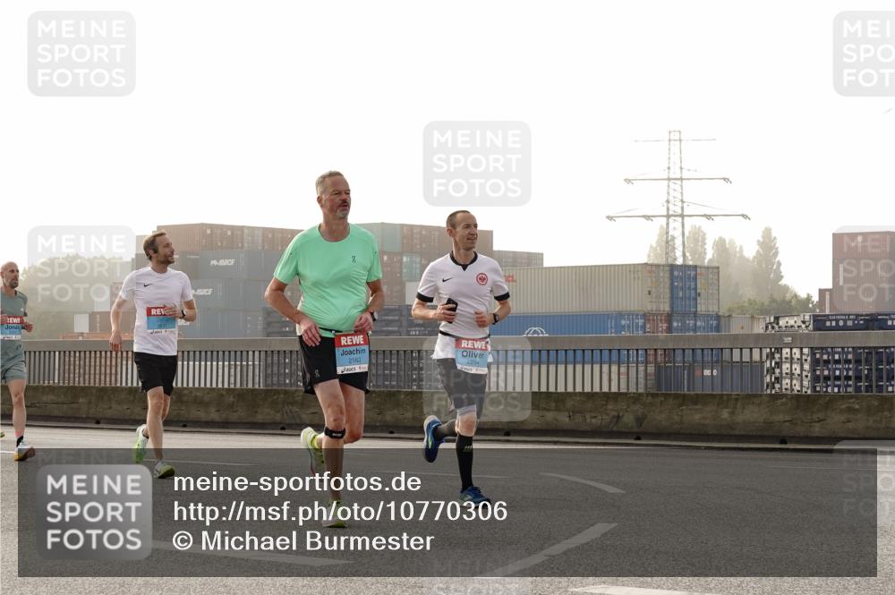 03.10.2026 - Köhlbrandbrückenlauf Michael Burmester http://msf.ph/oto/10770306 03.10.2026 09:13:50 Position 3 2163, 2294 meine-sportfotos.de