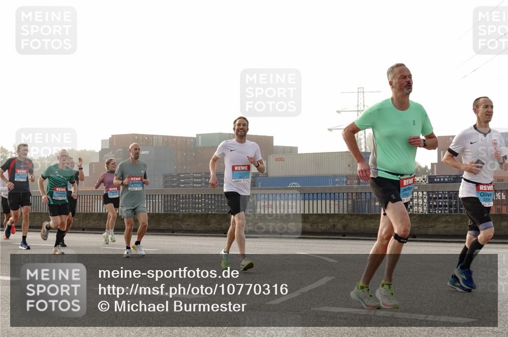 03.10.2026 - Köhlbrandbrückenlauf Michael Burmester http://msf.ph/oto/10770316 03.10.2026 09:13:52 Position 3 2163, 2294 meine-sportfotos.de