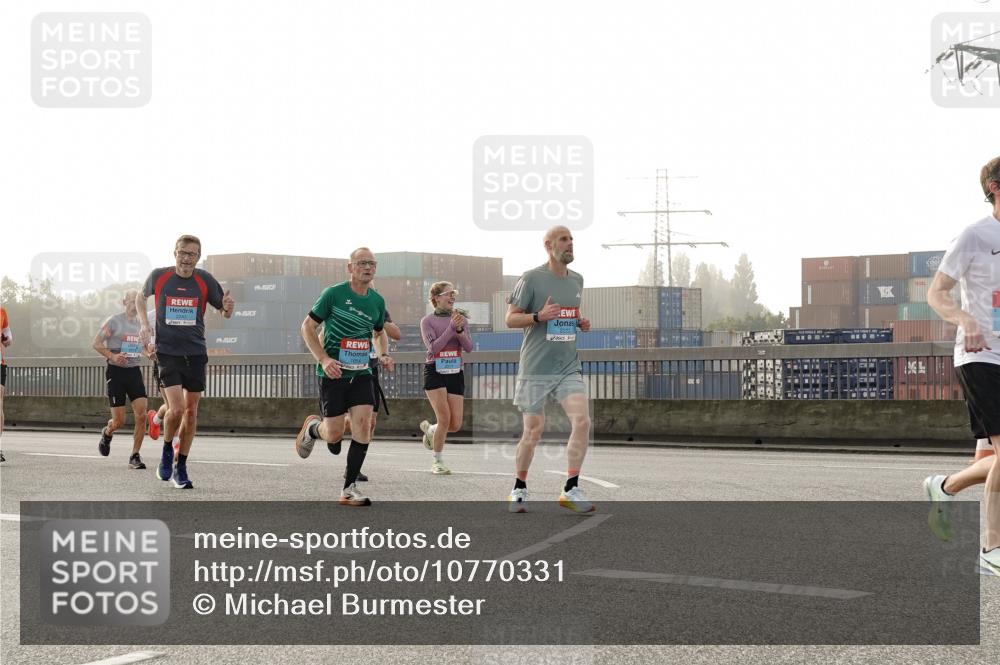 03.10.2026 - Köhlbrandbrückenlauf Michael Burmester http://msf.ph/oto/10770331 03.10.2026 09:13:53 Position 3 12243, 1312, 2222 meine-sportfotos.de