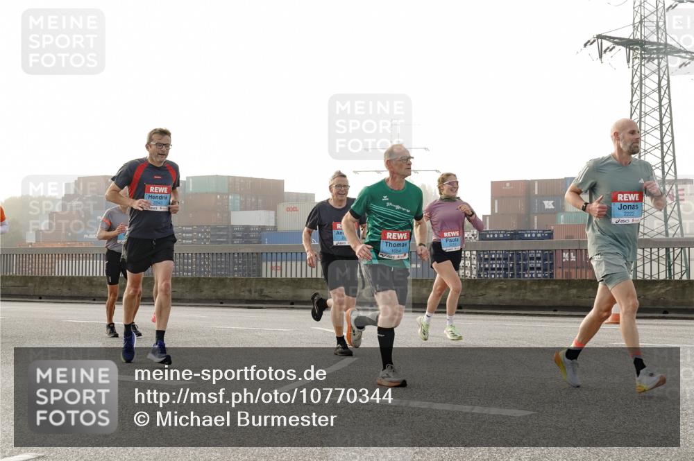 03.10.2026 - Köhlbrandbrückenlauf Michael Burmester http://msf.ph/oto/10770344 03.10.2026 09:13:54 Position 3 2243, 1054, 2222 meine-sportfotos.de
