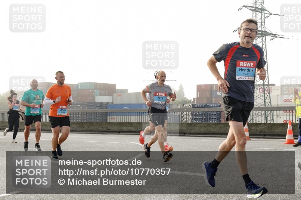 03.10.2026 - Köhlbrandbrückenlauf Michael Burmester http://msf.ph/oto/10770357 03.10.2026 09:13:56 Position 3 2395, 2215, 2243 meine-sportfotos.de