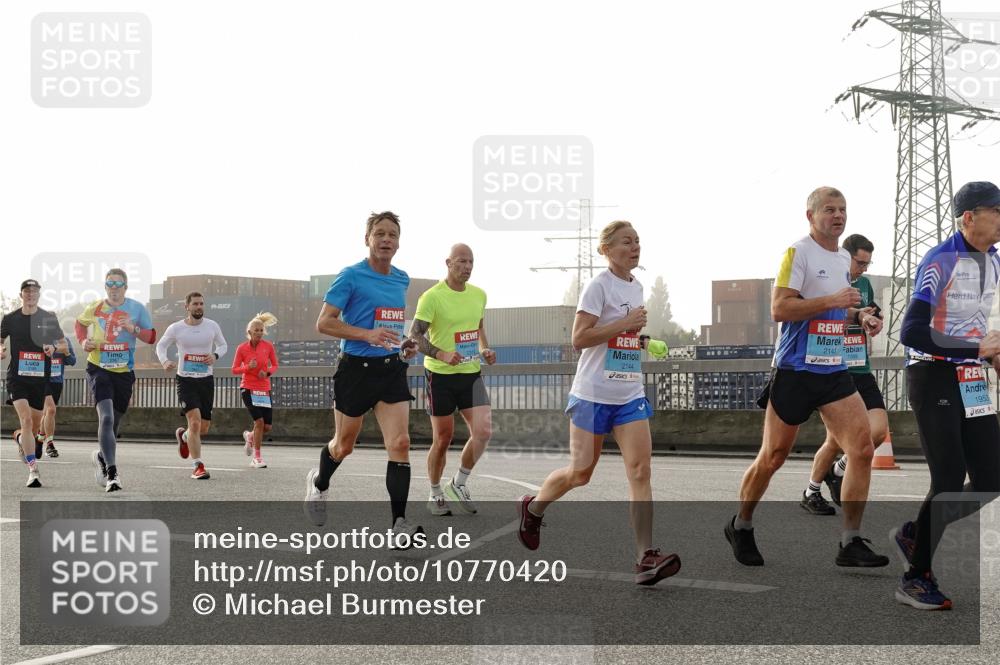 03.10.2026 - Köhlbrandbrückenlauf Michael Burmester http://msf.ph/oto/10770420 03.10.2026 09:14:03 Position 3 2144, 2143, 1953 meine-sportfotos.de