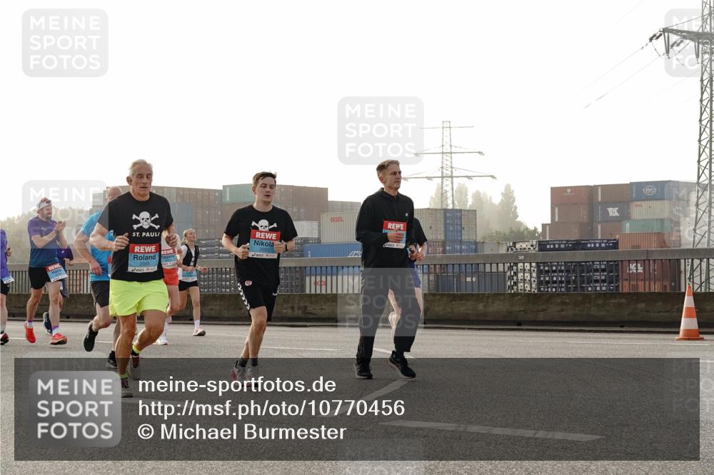 03.10.2026 - Köhlbrandbrückenlauf Michael Burmester http://msf.ph/oto/10770456 03.10.2026 09:14:09 Position 3 2055, 2053 meine-sportfotos.de