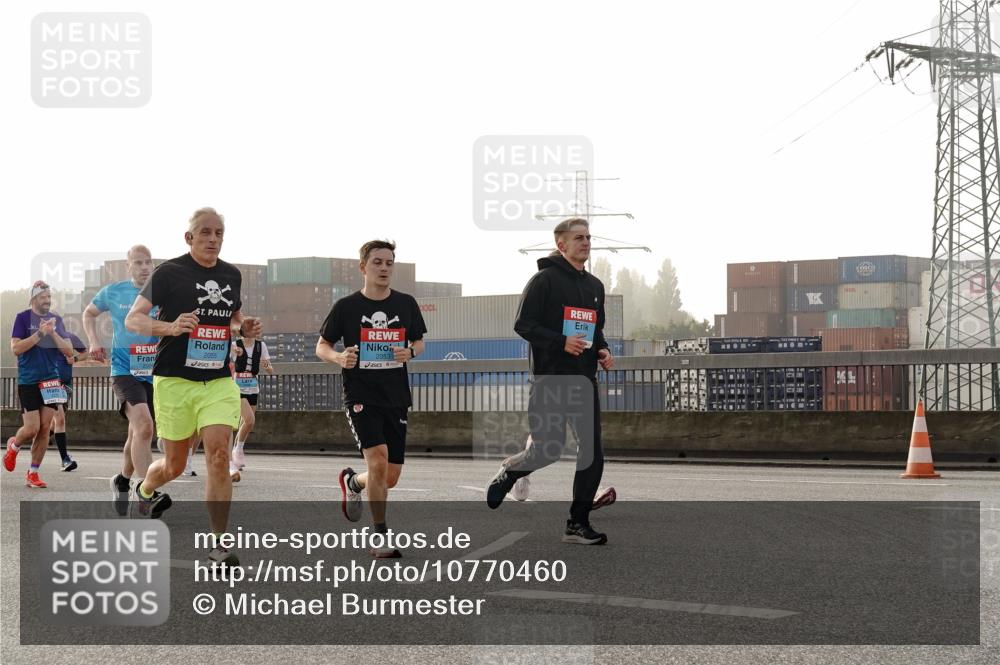 03.10.2026 - Köhlbrandbrückenlauf Michael Burmester http://msf.ph/oto/10770460 03.10.2026 09:14:09 Position 3 2055, 2053 meine-sportfotos.de