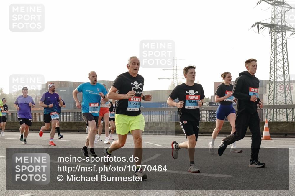 03.10.2026 - Köhlbrandbrückenlauf Michael Burmester http://msf.ph/oto/10770464 03.10.2026 09:14:10 Position 3 2006, 2055, 2053 meine-sportfotos.de
