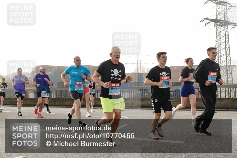 03.10.2026 - Köhlbrandbrückenlauf Michael Burmester http://msf.ph/oto/10770466 03.10.2026 09:14:10 Position 3 2055, 2053, 2244 meine-sportfotos.de