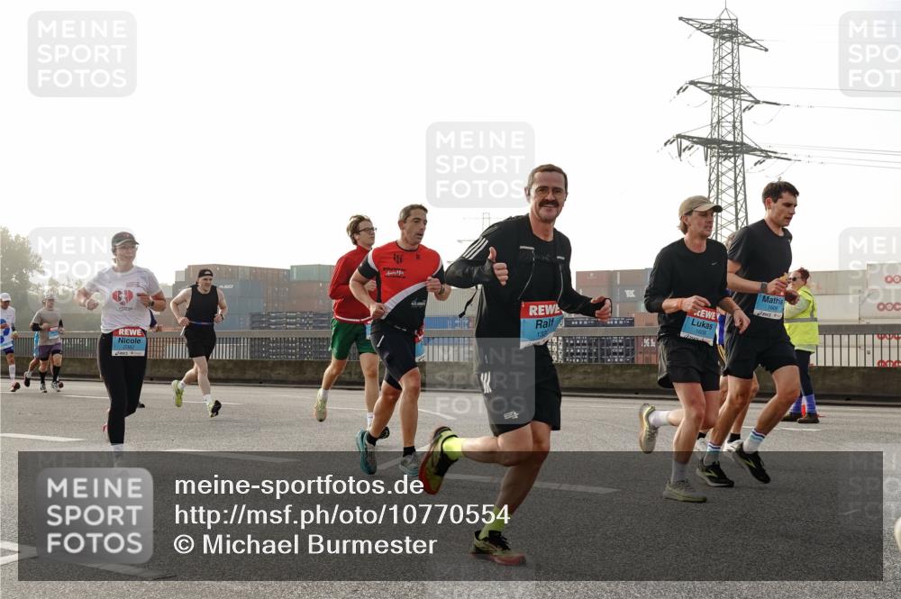 03.10.2026 - Köhlbrandbrückenlauf Michael Burmester http://msf.ph/oto/10770554 03.10.2026 09:14:20 Position 3 1609, 132, 1608, 00 meine-sportfotos.de
