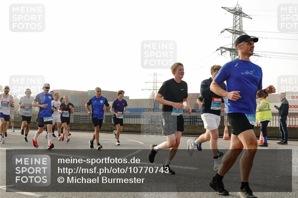 03.10.2026 - Köhlbrandbrückenlauf Michael Burmester http://msf.ph/oto/10770743 03.10.2026 09:14:50 Position 3 1411, 2267, 2122 meine-sportfotos.de