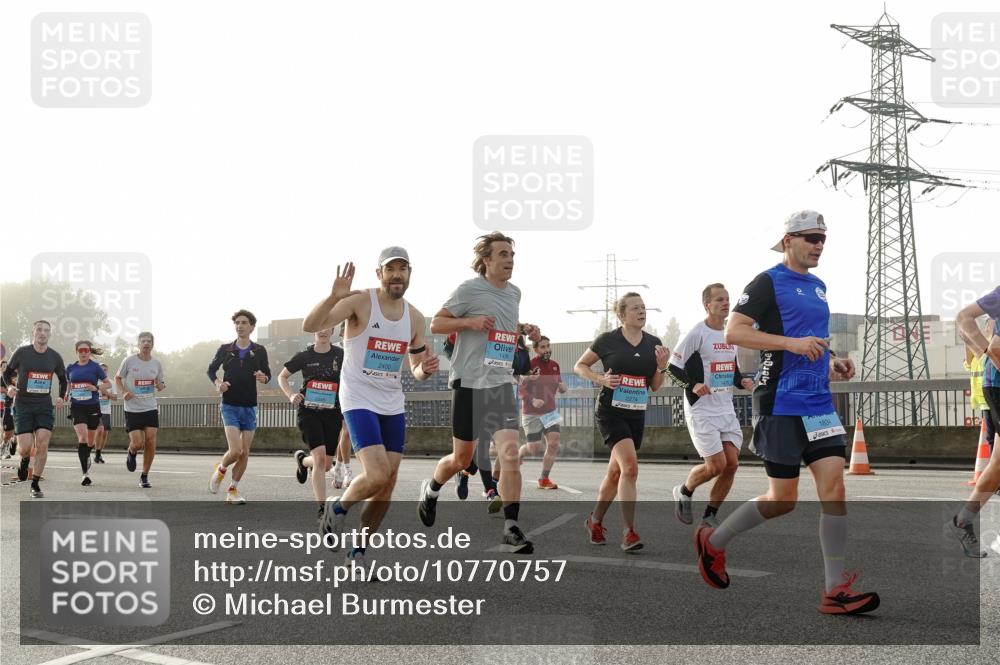 03.10.2026 - Köhlbrandbrückenlauf Michael Burmester http://msf.ph/oto/10770757 03.10.2026 09:14:52 Position 3 2400, 2274, 1834 meine-sportfotos.de