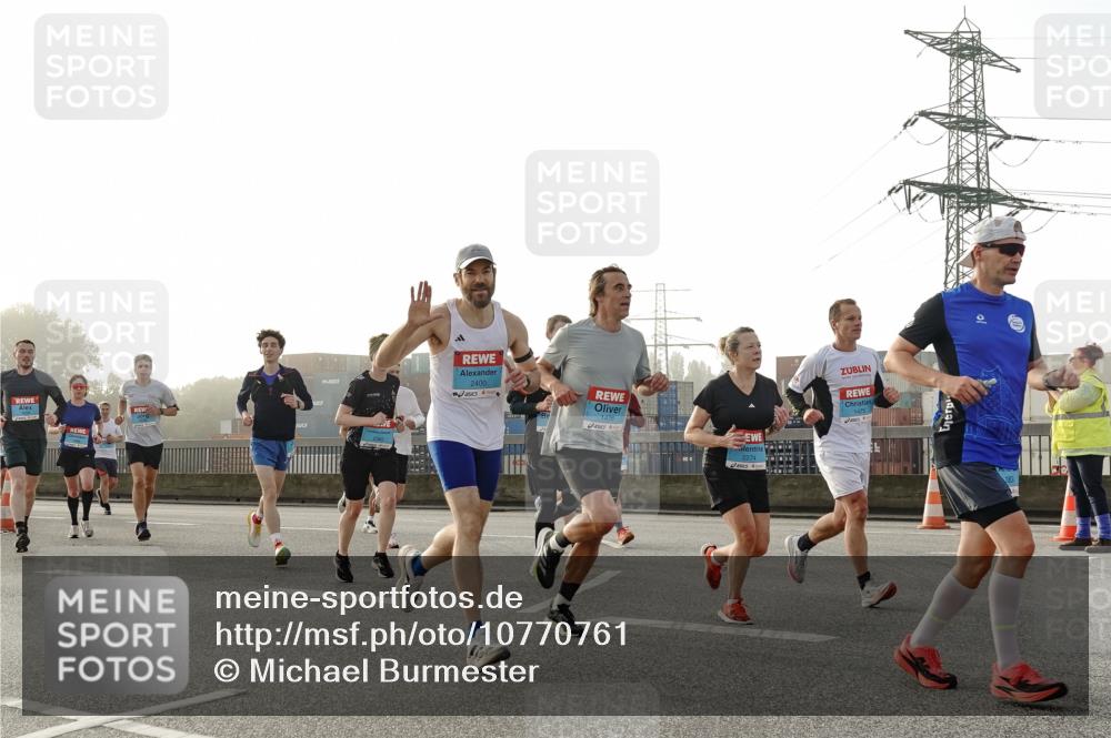 03.10.2026 - Köhlbrandbrückenlauf Michael Burmester http://msf.ph/oto/10770761 03.10.2026 09:14:53 Position 3 2400, 1476, 2274 meine-sportfotos.de