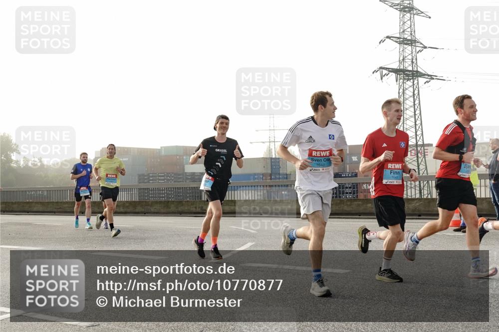 03.10.2026 - Köhlbrandbrückenlauf Michael Burmester http://msf.ph/oto/10770877 03.10.2026 09:15:09 Position 3 1640, 1641 meine-sportfotos.de