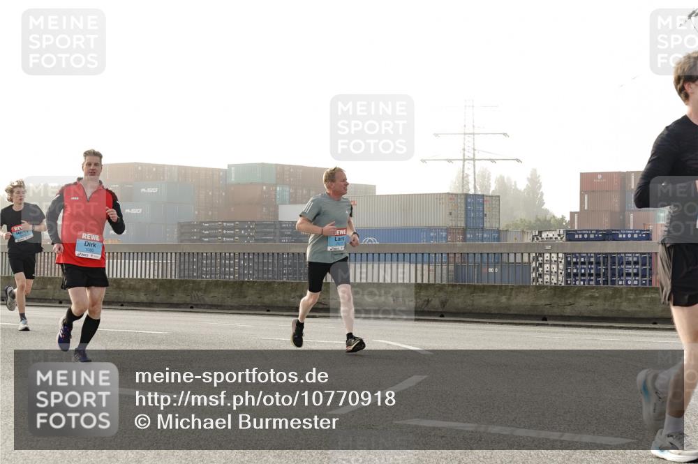 03.10.2026 - Köhlbrandbrückenlauf Michael Burmester http://msf.ph/oto/10770918 03.10.2026 09:15:16 Position 3  meine-sportfotos.de