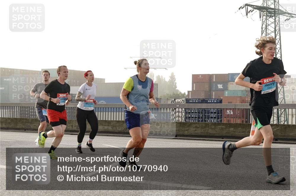 03.10.2026 - Köhlbrandbrückenlauf Michael Burmester http://msf.ph/oto/10770940 03.10.2026 09:15:20 Position 3 1722, 1695 meine-sportfotos.de