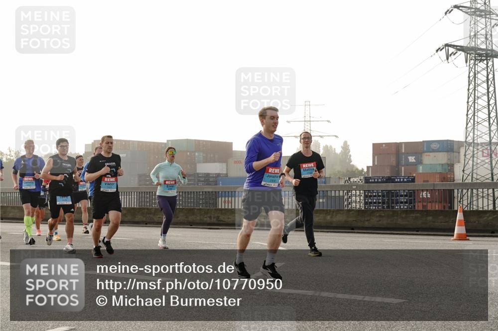 03.10.2026 - Köhlbrandbrückenlauf Michael Burmester http://msf.ph/oto/10770950 03.10.2026 09:15:22 Position 3 2712, 2306 meine-sportfotos.de