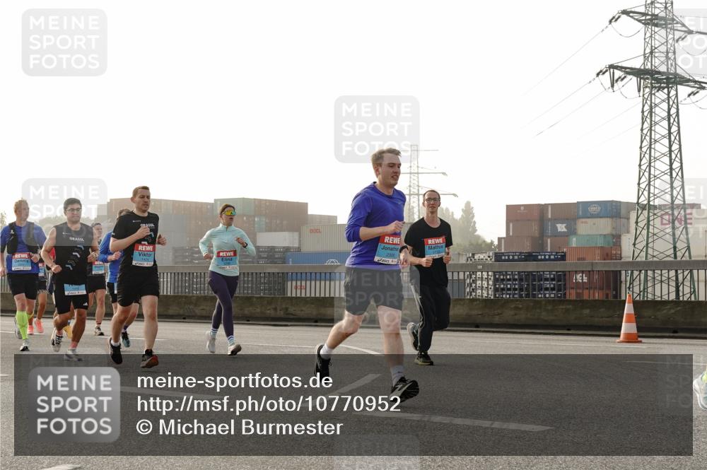 03.10.2026 - Köhlbrandbrückenlauf Michael Burmester http://msf.ph/oto/10770952 03.10.2026 09:15:22 Position 3  meine-sportfotos.de
