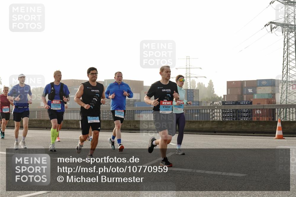 03.10.2026 - Köhlbrandbrückenlauf Michael Burmester http://msf.ph/oto/10770959 03.10.2026 09:15:23 Position 3 2257, 1418, 1770, 1424 meine-sportfotos.de