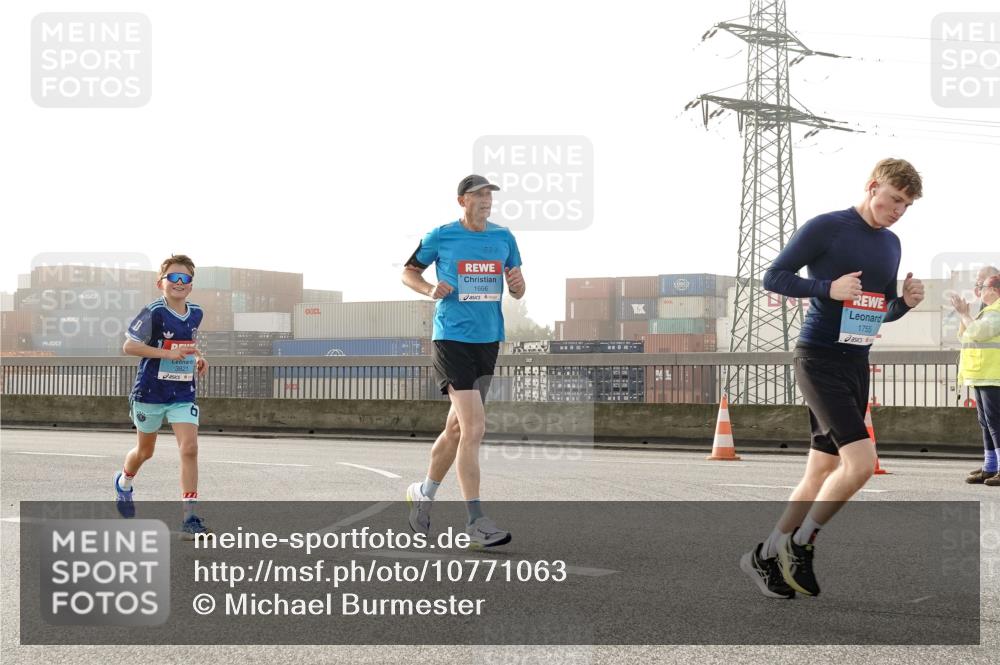 03.10.2026 - Köhlbrandbrückenlauf Michael Burmester http://msf.ph/oto/10771063 03.10.2026 09:15:40 Position 3 3821, 1666, 1755 meine-sportfotos.de