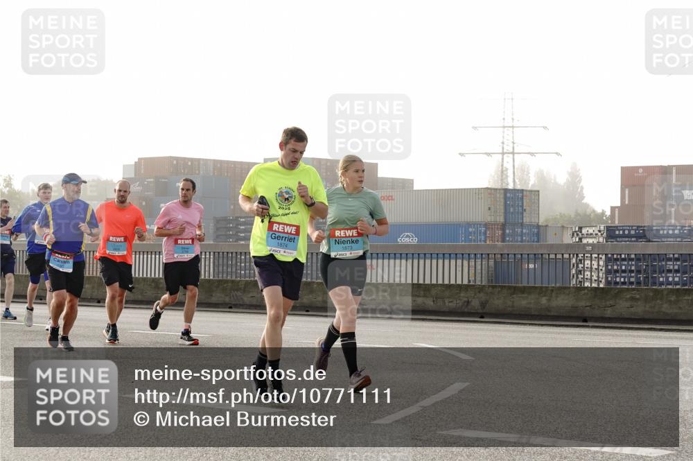 03.10.2026 - Köhlbrandbrückenlauf Michael Burmester http://msf.ph/oto/10771111 03.10.2026 09:15:49 Position 3 2025, 1874, 1873 meine-sportfotos.de