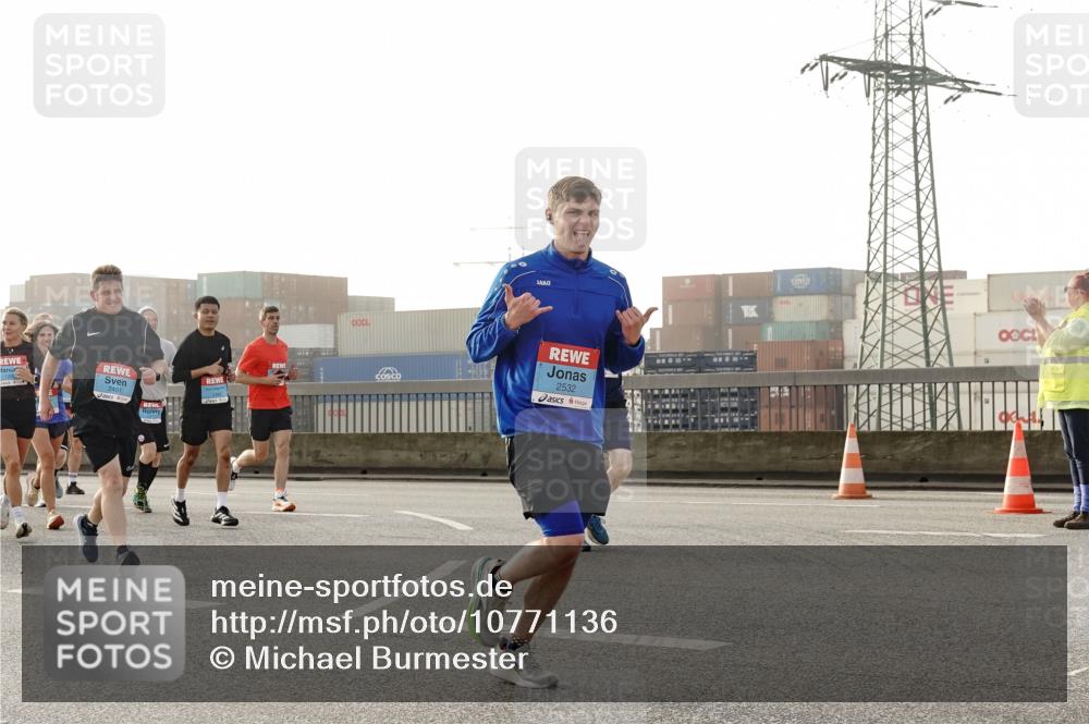 03.10.2026 - Köhlbrandbrückenlauf Michael Burmester http://msf.ph/oto/10771136 03.10.2026 09:15:53 Position 3 2401, 2532 meine-sportfotos.de