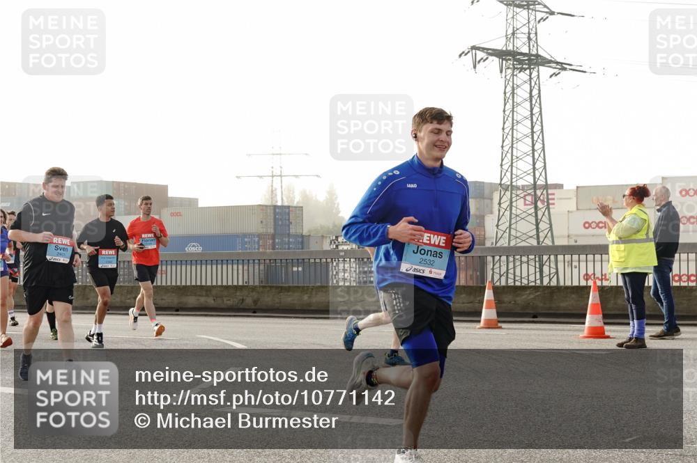 03.10.2026 - Köhlbrandbrückenlauf Michael Burmester http://msf.ph/oto/10771142 03.10.2026 09:15:53 Position 3 2401, 2532 meine-sportfotos.de