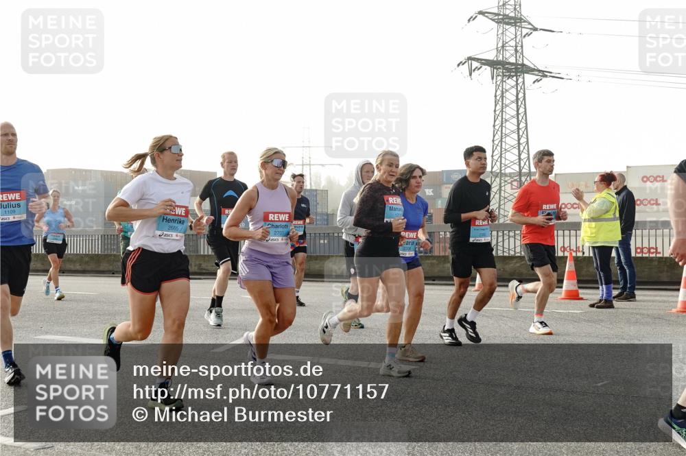 03.10.2026 - Köhlbrandbrückenlauf Michael Burmester http://msf.ph/oto/10771157 03.10.2026 09:15:56 Position 3 1109, 2665, 2707, 1205, 2338 meine-sportfotos.de