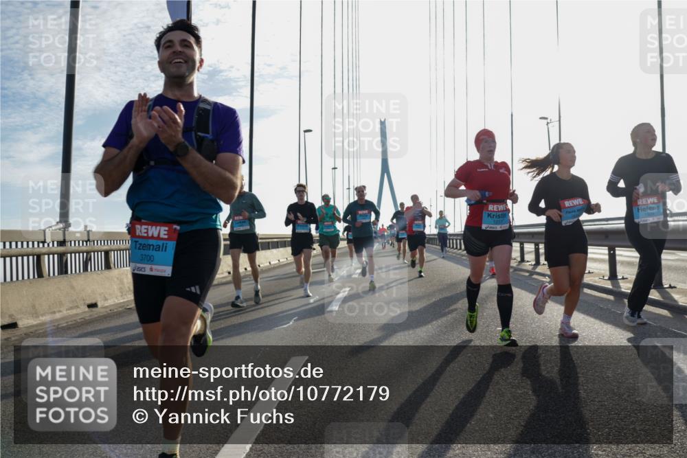 03.10.2026 - Köhlbrandbrückenlauf Yannick Fuchs http://msf.ph/oto/10772179 03.10.2026 09:27:34 Position 1 3700, 1237, 1928 meine-sportfotos.de