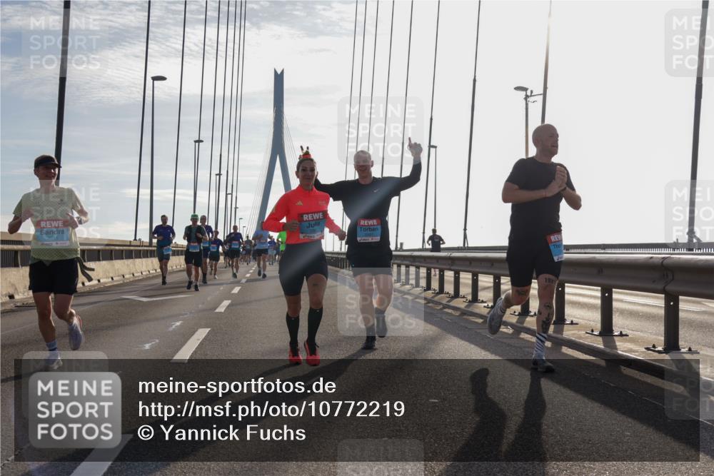 03.10.2026 - Köhlbrandbrückenlauf Yannick Fuchs http://msf.ph/oto/10772219 03.10.2026 09:27:43 Position 1 2011, 260, 198 meine-sportfotos.de