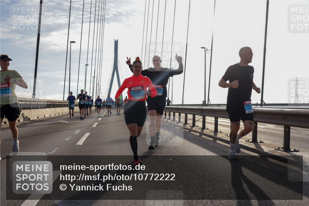 03.10.2026 - Köhlbrandbrückenlauf Yannick Fuchs http://msf.ph/oto/10772222 03.10.2026 09:27:43 Position 1 2011, 2602, 1987 meine-sportfotos.de