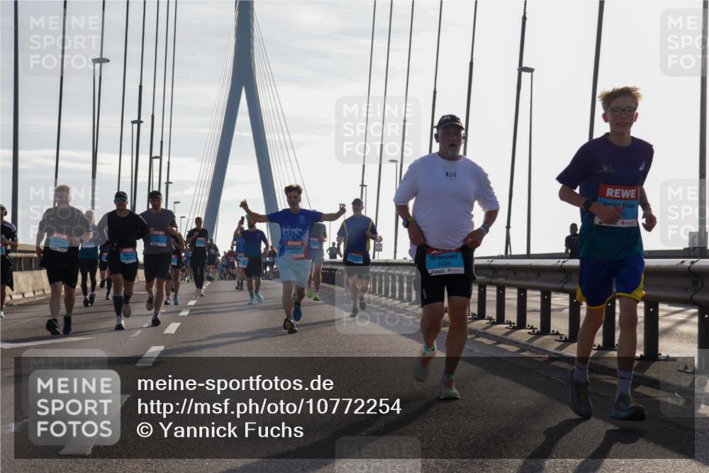 03.10.2026 - Köhlbrandbrückenlauf Yannick Fuchs http://msf.ph/oto/10772254 03.10.2026 09:27:53 Position 1 1, 1034, 99 meine-sportfotos.de