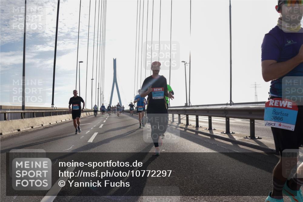 03.10.2026 - Köhlbrandbrückenlauf Yannick Fuchs http://msf.ph/oto/10772297 03.10.2026 09:28:02 Position 1 2409, 3866 meine-sportfotos.de