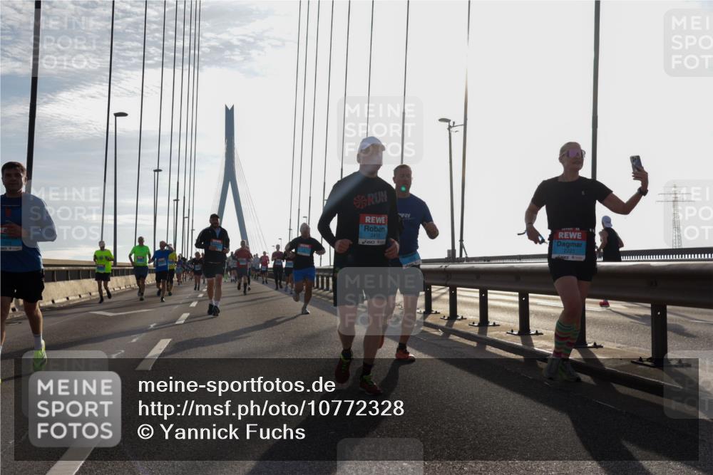 03.10.2026 - Köhlbrandbrückenlauf Yannick Fuchs http://msf.ph/oto/10772328 03.10.2026 09:28:10 Position 1 1019, 2419, 2221 meine-sportfotos.de
