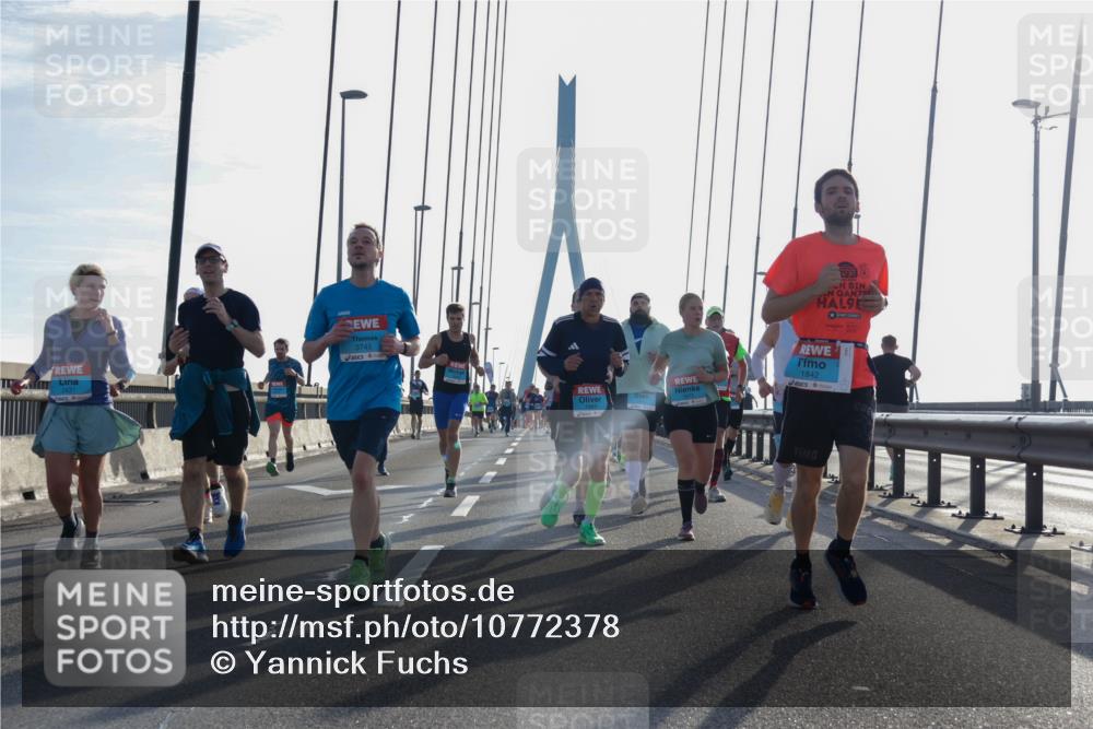 03.10.2026 - Köhlbrandbrückenlauf Yannick Fuchs http://msf.ph/oto/10772378 03.10.2026 09:28:22 Position 1 3745, 2431, 9, 1842 meine-sportfotos.de