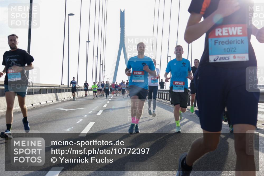 03.10.2026 - Köhlbrandbrückenlauf Yannick Fuchs http://msf.ph/oto/10772397 03.10.2026 09:28:26 Position 1 2521, 1594, 1593, 1072 meine-sportfotos.de