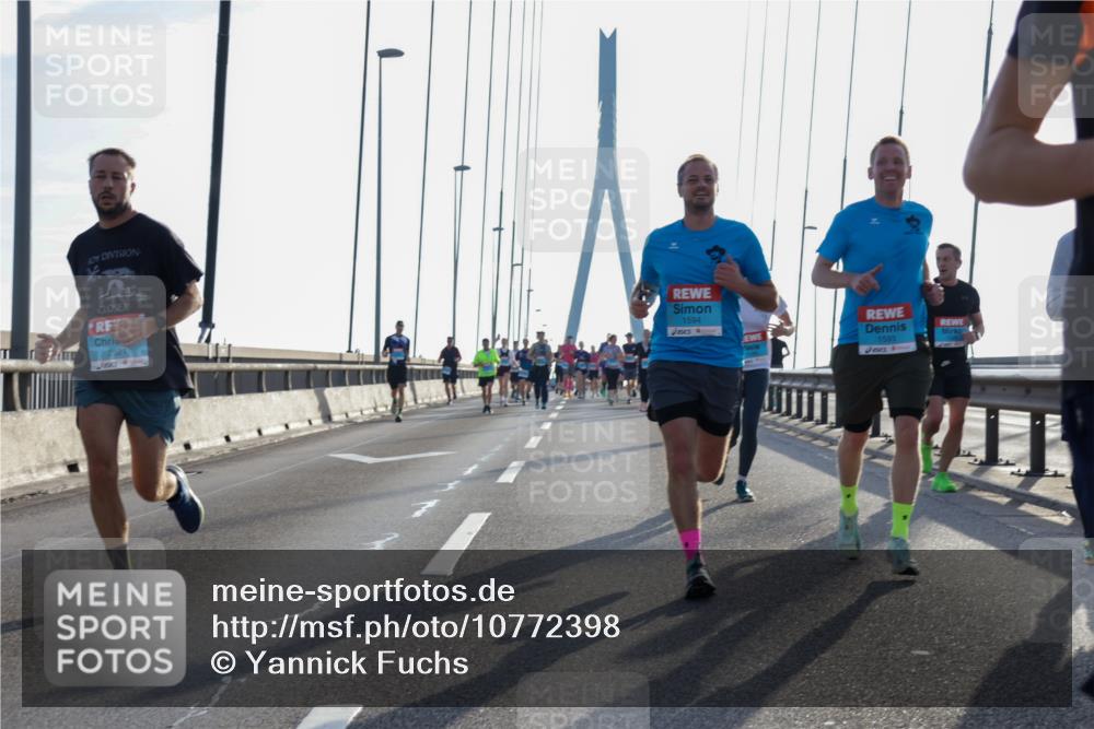 03.10.2026 - Köhlbrandbrückenlauf Yannick Fuchs http://msf.ph/oto/10772398 03.10.2026 09:28:26 Position 1 2521, 1594, 1593 meine-sportfotos.de