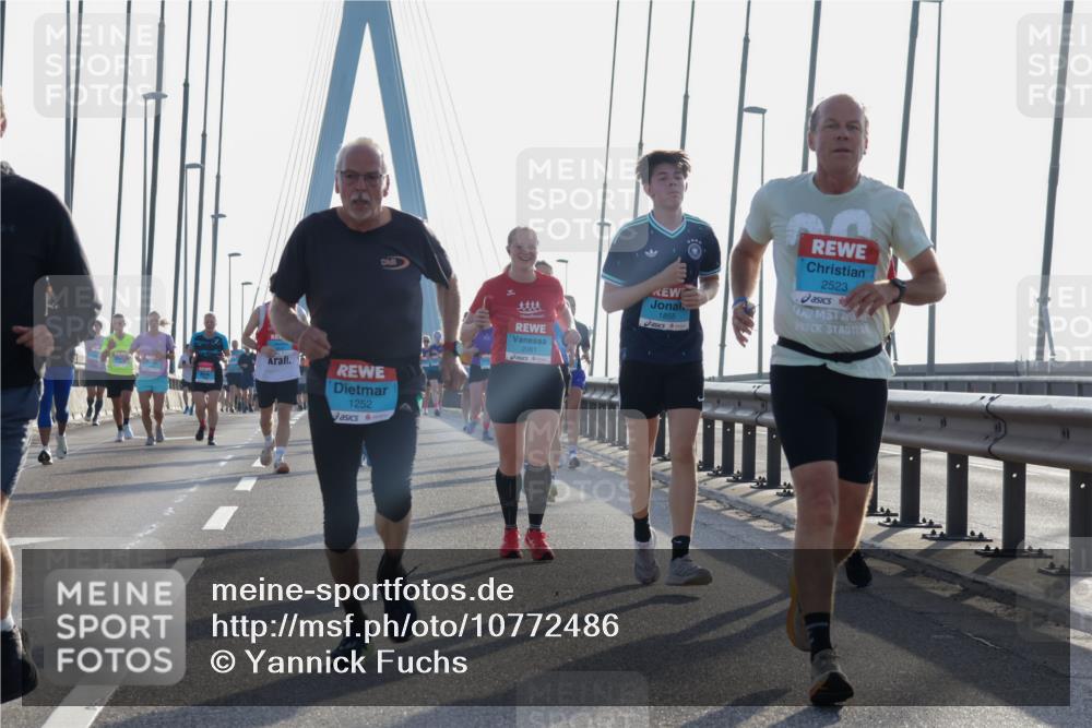 03.10.2026 - Köhlbrandbrückenlauf Yannick Fuchs http://msf.ph/oto/10772486 03.10.2026 09:28:45 Position 1 1252, 2081, 1855, 2523 meine-sportfotos.de