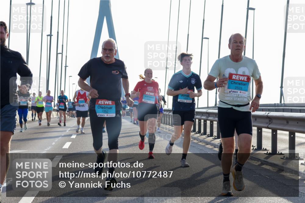 03.10.2026 - Köhlbrandbrückenlauf Yannick Fuchs http://msf.ph/oto/10772487 03.10.2026 09:28:46 Position 1 1252, 1855, 2523 meine-sportfotos.de