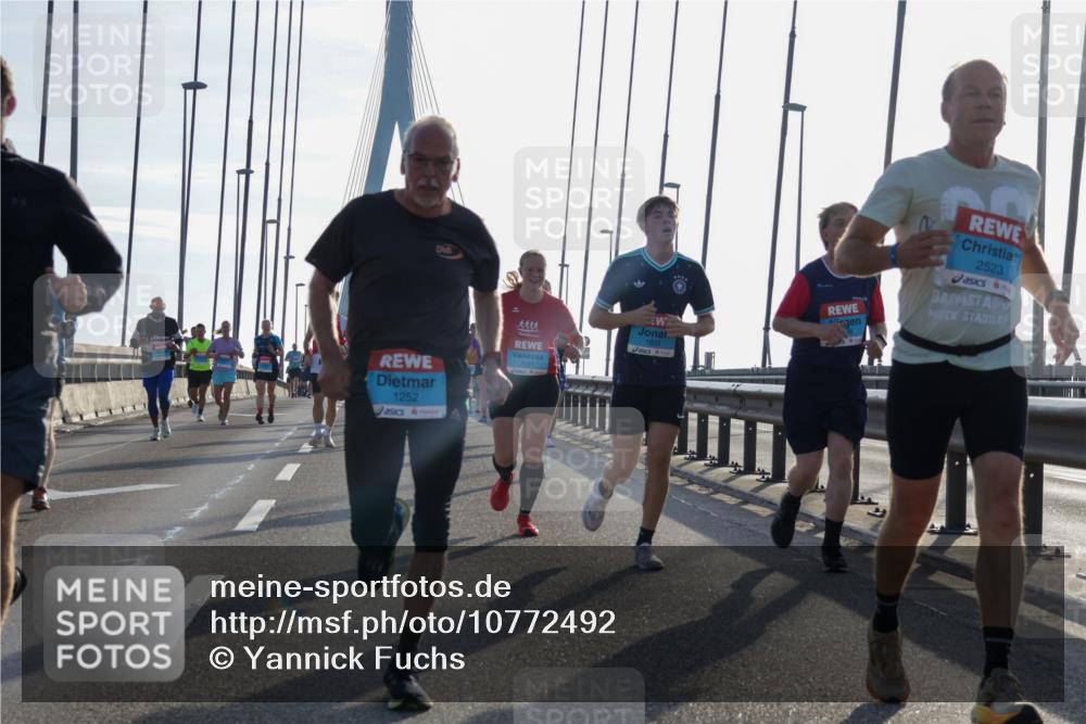 03.10.2026 - Köhlbrandbrückenlauf Yannick Fuchs http://msf.ph/oto/10772492 03.10.2026 09:28:46 Position 1 1252, 1855, 2081, 2523 meine-sportfotos.de