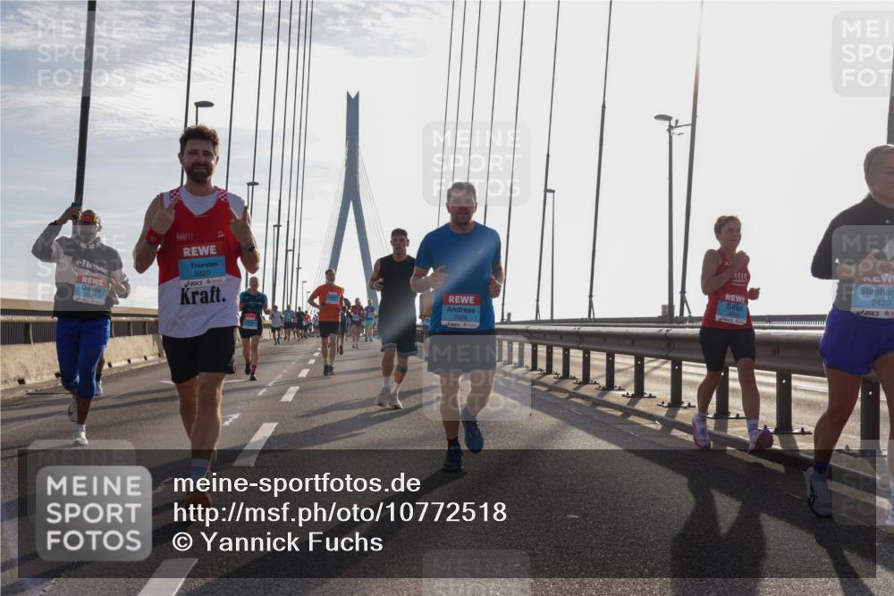 03.10.2026 - Köhlbrandbrückenlauf Yannick Fuchs http://msf.ph/oto/10772518 03.10.2026 09:28:53 Position 1 3820, 2420, 2528 meine-sportfotos.de